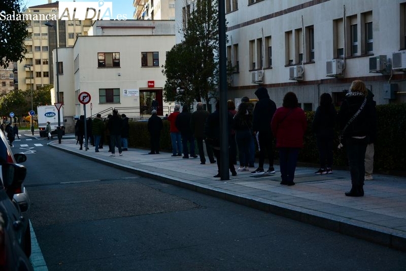 Vuelven las colas en la calle Valencia para acceder a los test de antígenos gratuitos para personas con síntomas de coronavirus